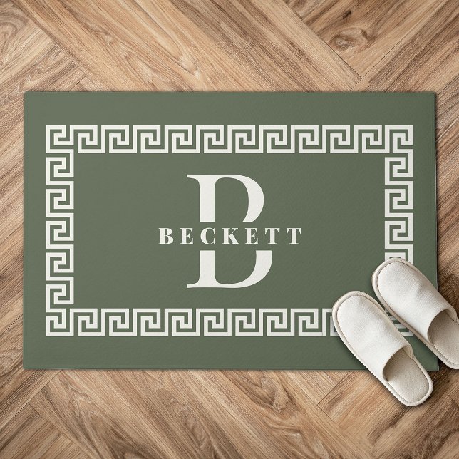 Modernes, elegantes Sage-Griechisch-Tastenrahmen-M Fußmatte (Green doormat with Greek key border design, featuring a large letter "B" over the name "Beckett." )