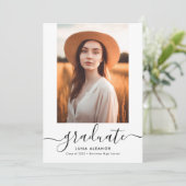 Modernes, elegantes Script 2023 Abschluss Foto lad (Stehend Vorderseite)