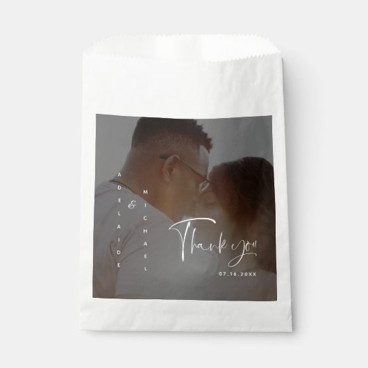 Modernes, elegantes Script Bride Groom Foto Weddin Geschenktütchen (Vorderseite)