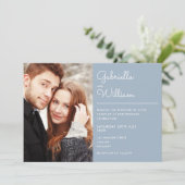 Modernes, elegantes Script Dusty Blue 2 Foto Weddi Einladung (Stehend Vorderseite)