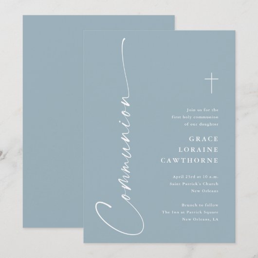 Modernes, elegantes Script Dusty Blue First Commun Einladung (Vorne/Hinten)