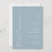 Modernes, elegantes Script Dusty Blue First Commun Einladung (Vorderseite)
