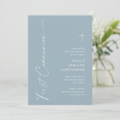 Modernes, elegantes Script Dusty Blue First Commun Einladung (Stehend Vorderseite)