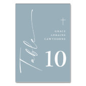 Modernes, elegantes Script Dusty Blue First Commun Tischnummer (Vorderseite)