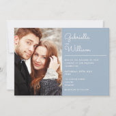 Modernes, elegantes Script Dusty Blue Foto Wedding Einladung (Vorderseite)