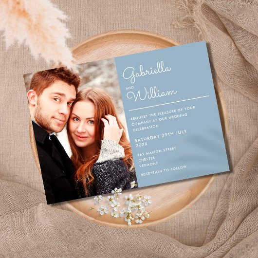 Modernes, elegantes Script Dusty Blue Foto Wedding Einladung