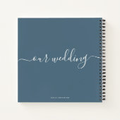 Modernes, elegantes Script Dusty Blue Wedding Gues Notizblock (Rückseite)