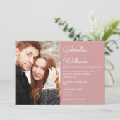 Modernes, elegantes Script Dusty Rose Foto Wedding Einladung (Stehend Vorderseite)
