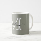 Modernes, elegantes Script Evergreen Fog Monogram Kaffeetasse (VorderseiteRechts)