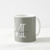 Modernes, elegantes Script Evergreen Fog Monogram Kaffeetasse (VorderseiteRechts)