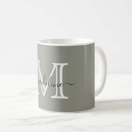 Modernes, elegantes Script Evergreen Fog Monogram Kaffeetasse (VorderseiteRechts)