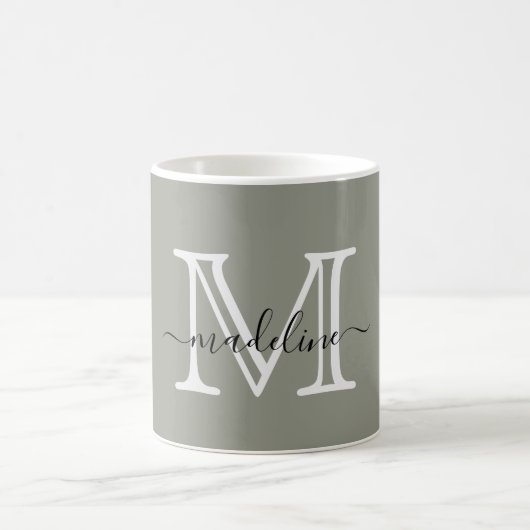 Modernes, elegantes Script Evergreen Fog Monogram Kaffeetasse (Mittel)