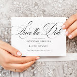 Modernes, elegantes Script schwarz und weiß Save The Date<br><div class="desc">Modernes,  elegantes Script Black and White Save the Date mit einem großen,  feinen Skript und elegantem Styling.</div>