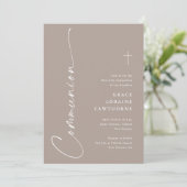 Modernes, elegantes Script Taupe First Communion Einladung (Stehend Vorderseite)