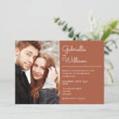 Modernes, elegantes Script Terracotta Foto Wedding Einladung (Stehend Vorderseite)