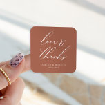 Modernes, elegantes Script Terracotta Liebe & dank Quadratischer Aufkleber<br><div class="desc">Dieses schöne Design ist Teil einer ganzen Kollektion! Mix und passen Farben zusammen und wow deine Gäste mit diesen schönen,  klassischen Designs.</div>