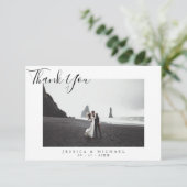 Modernes, elegantes Script Wedding Foto Danke Kart (Stehend Vorderseite)