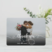 Modernes, elegantes Script Wedding Foto Danke Kart (Stehend Vorderseite)
