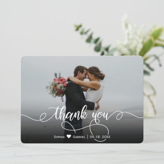 Modernes, elegantes Script Wedding Foto Danke Kart (Stehend Vorderseite)