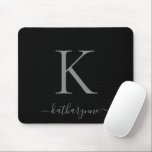 Modernes, elegantes Silver Monogram Script Black Mousepad<br><div class="desc">Modernes Silver Monogram Script auf einem schicken schwarzen Mauspad. Einfach mit Ihrem eigenen Namen und Ihren eigenen Details anpassen. Perfekt für Ihren modernen minimalistischen und luxuriösen Lebensstil! Bitte kontaktieren Sie uns unter cedarandstring@gmail.com ,  wenn Sie Hilfe beim Design oder den passenden Produkten benötigen.</div>