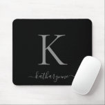Modernes, elegantes Silver Monogram Script Black Mousepad<br><div class="desc">Modernes Silver Monogram Script auf einem schicken schwarzen Mauspad. Einfach mit Ihrem eigenen Namen und Ihren eigenen Details anpassen. Perfekt für Ihren modernen minimalistischen und luxuriösen Lebensstil! Bitte kontaktieren Sie uns unter cedarandstring@gmail.com ,  wenn Sie Hilfe beim Design oder den passenden Produkten benötigen.</div>