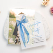 Modernes Elegantes Trendy Stylish Blue Bow Abschlu Pergament Einladungen