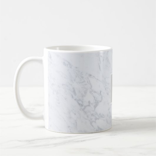 Modernes, elegantes, weißes Marmormonogramm Kaffeetasse (Links)