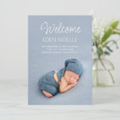 Modernes, elegantes White Script 2 Foto Neugeboren Ankündigung (Stehend Vorderseite)