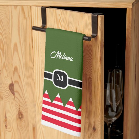 Modernes Elf Pine Green Holiday Monogram Geschirrtuch (Drittel gefaltet)