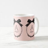 Modernes, erstklassiges Schwarzweiß-Rosa-Monogramm Kaffeetasse (VorderseiteRechts)