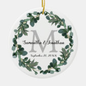 Modernes Eukalyptus-Wreath-Monogramm-Hochzeitssäck Keramik Ornament (Vorne)