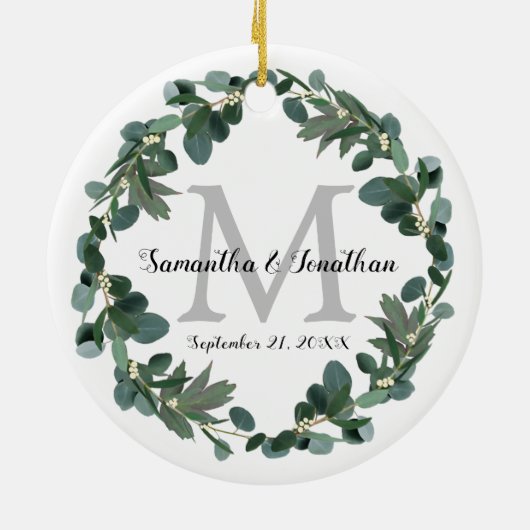 Modernes Eukalyptus-Wreath-Monogramm-Hochzeitssäck Keramik Ornament (Hinten)