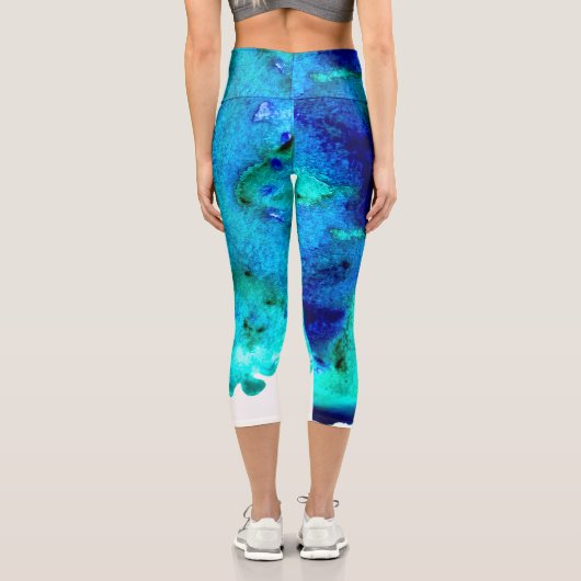 Modernes, farbenfroh blaues Meerwasserfarbenmarmor Capri Leggings (Rückseite)