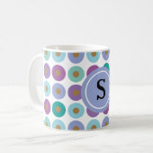 Modernes, farbenfrohes Circle Pattern Monogramm Kaffeetasse (Vorderseite Links)