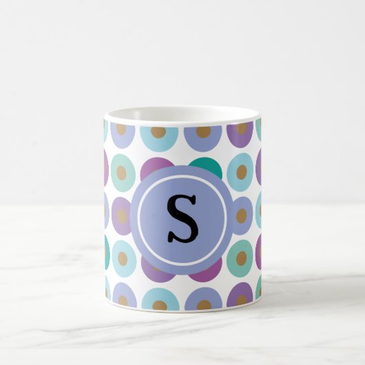 Modernes, farbenfrohes Circle Pattern Monogramm Kaffeetasse (Mittel)