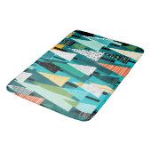 Modernes, farbiges Weihnachtsbaummuster Badematte (Schrägansicht)