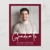 Modernes, feines Script-Foto Burgundy Abschluss Ankündigungspostkarte (Vorderseite)