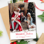 Modernes festliches Rotes Weihnachtsfest Stilvolle<br><div class="desc">Feiern Sie die Saison mit unserer modernen, trendigen Weihnachtskarten-Weihnachtskarte aus dem Roten Foto, die wunderschön mit zarten Schneeflocken und festlicher, roter Kalligraphie dekoriert ist. Diese stilvolle Karte erlaubt es Ihnen, sie mit Ihren eigenen Foto- und Familiennamen zu gestalten, um Ihren Feiertagsgrüße eine persönliche Touch hinzuzufügen. Das elegante rote Drehbuch ergänzt...</div>