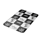 Modernes festliches Schwarz-Weiß-Weihnachtsmuster Badematte (Schrägansicht)