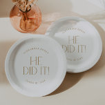 Modernes Fete Gold machte er es Abschluss Pappteller<br><div class="desc">Diese moderne Fete Gold,  das er tat,  Abschluss Papier Teller sind perfekt für ein einfaches grad Party. Das Design besticht durch eine elegante boho Typografie mit einer Touch raffinierten Stils in minimalistischem Gold und Weiß. Personalisieren Sie Ihre Teller mit dem Namen des Absolventen und des Jahrs der Klasse.</div>
