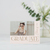 Modernes, fett formatiertes Abschluss Foto Party A Ankündigungspostkarte (Stehend Vorderseite)