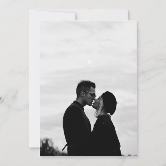 Modernes, fett formatiertes Monogramm-Foto Save The Date (Rückseite)