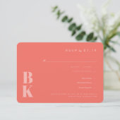 Modernes fett Monogram Coral Wedding RSVP Begleitkarte (Stehend Vorderseite)