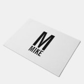 Modernes, fett Personalisiertes Monogramm und Name Fußmatte (Schrägansicht)