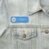 Modernes Firmenlogo Light Blue Employee Namensschild (Beispiel)
