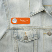 Modernes Firmenlogo Orange Mitarbeiter Namensschild (Beispiel)