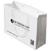 Modernes Firmenlogo QR-Code Große Geschenktüte (Rückseite Schrägansicht)