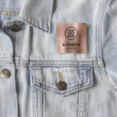 Modernes Firmenlogo Roségold Namensschild Button (Beispiel)