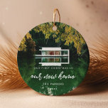 Modernes First Christmas in unserem neuen Zuhause- Keramik Ornament<br><div class="desc">Unser erstes Weihnachtsfest in unserer neuen Zuhause: ein trendige Schrift und ein einfaches Design für dieses Foto-Ornament-Geschenk. So passen Sie sich an Ihr Lieblingsbild an. Sie können die Farbe des Schriftartes auch ganz nach Ihren Wünschen ändern. Ein perfektes Hauswärmespiele oder Familiengepäck, um Ihre ersten Weihnachten in Ihrem neuen Haus zu...</div>