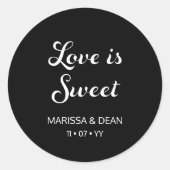Modernes Flair Script Minimalistisch Black Wedding Runder Aufkleber (Vorderseite)